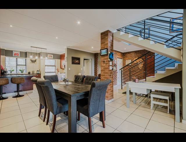3 BEDROOM TOWNHOUSE FOR SALE IN RUIMSIG COUNTRY ESTATE
